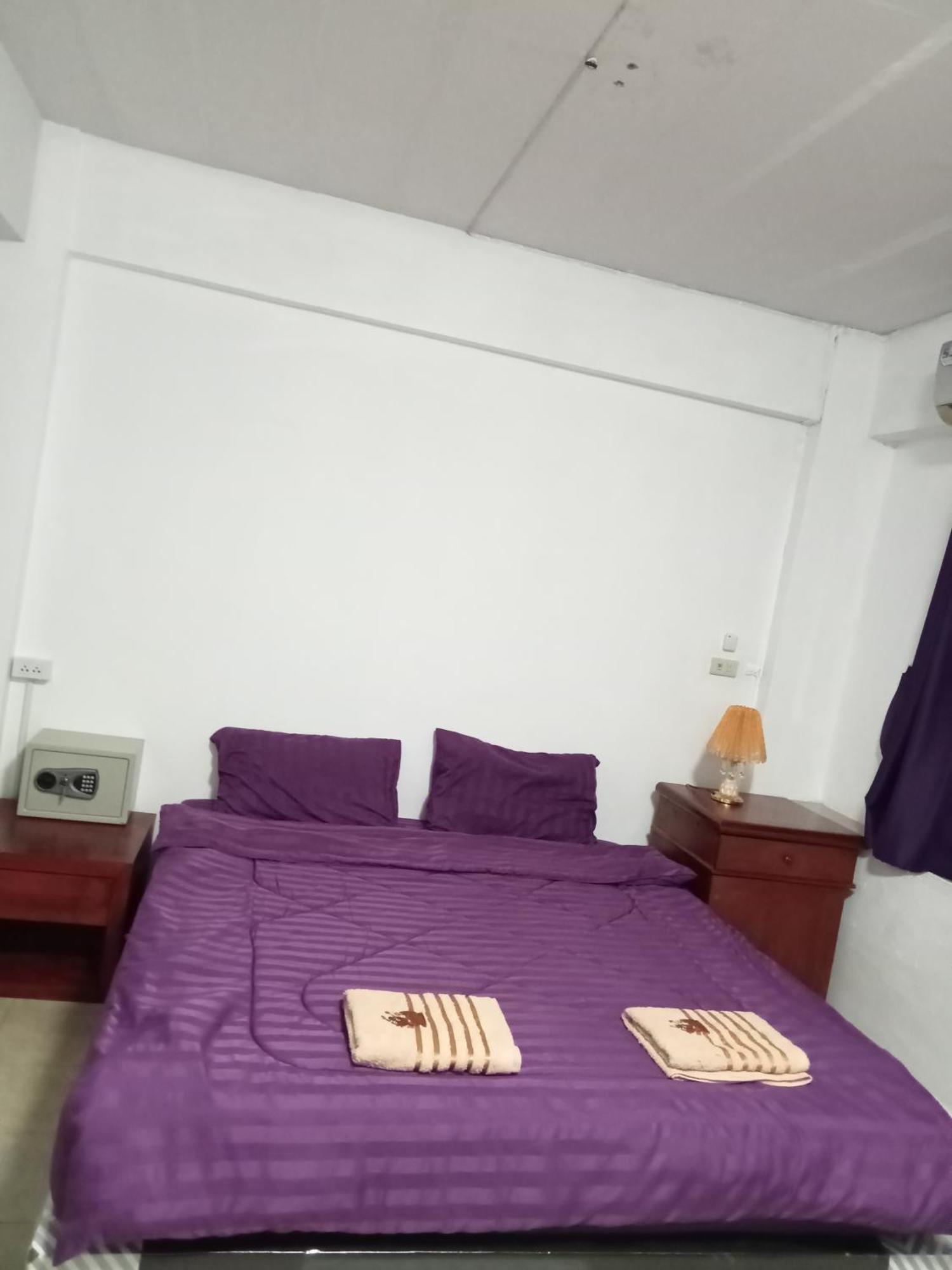 Pluemchai Guesthouse Jomtien Beach Exterior photo