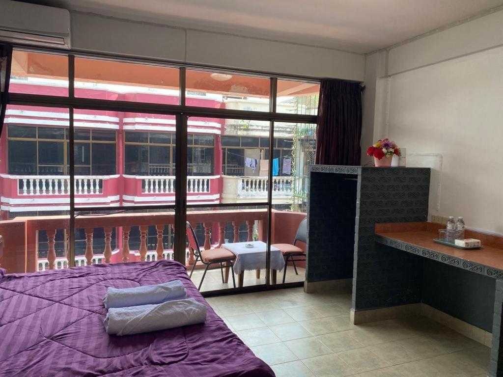Pluemchai Guesthouse Jomtien Beach Exterior photo